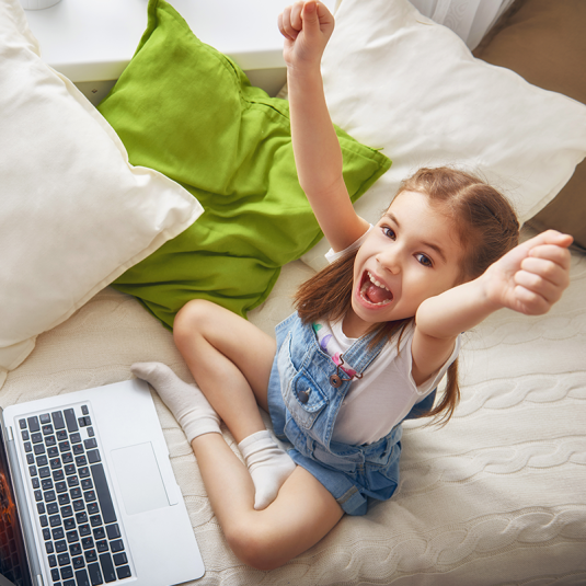 happy-girl-laptop2